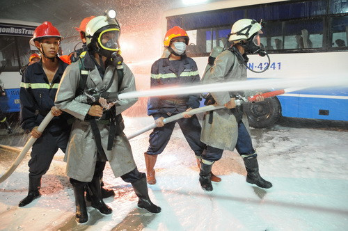 Lực lượng chữa cháy chuyên nghiệp tích cực dập tắt đám cháy xảy ra từ sự cố Ảnh: Tuổi trẻ