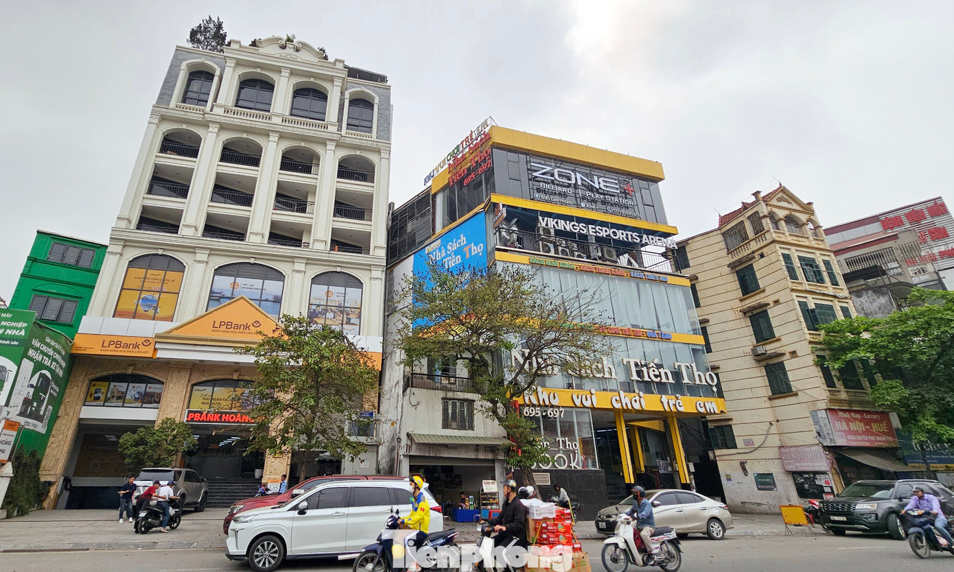 Đáng chú ý, nhiều cơ sở kinh doanh trong danh sách vi phạm, bị tạm đình chỉ như: Công ty TNHH Xây dựng và thương mại Thành Long (tổ 23 Lĩnh Nam); CTCP Da giày xuất khẩu Hà Nội (254 Lĩnh Nam); CTCP Rượu và Nước giải khát Hà Nội (238 đường Lĩnh Nam); CTCP Dịch vụ vận tải Sơn Trang (tổ 1 Thúy Lĩnh), Nhà hàng Lẩu Phan địa điểm kinh doanh số 3 (số 989 đường Giải Phóng, Giáp Bát), Nhà sách Tiến Thọ (695-697 Giải Phóng)....