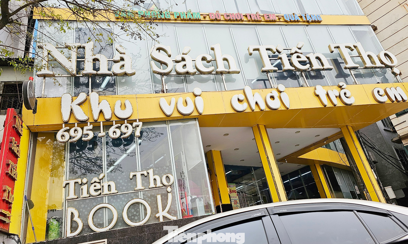 Theo ghi nhận của PV, Nhà sách Tiến Thọ (695-697 Giải Phóng) vẫn ngang nhiên hoạt động dù bị tạm đình chỉ.