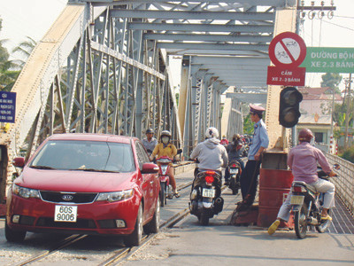 Ô tô, xe máy qua cầu Ghềnh chung mặt cầu với đường ray tàu hỏa là nguyên nhân chính xảy ra vụ tai nạn . Ảnh: Đức Minh Ô tô, xe máy qua cầu Ghềnh chung mặt cầu với đường ray tàu hỏa là nguyên nhân chính xảy ra vụ tai nạn