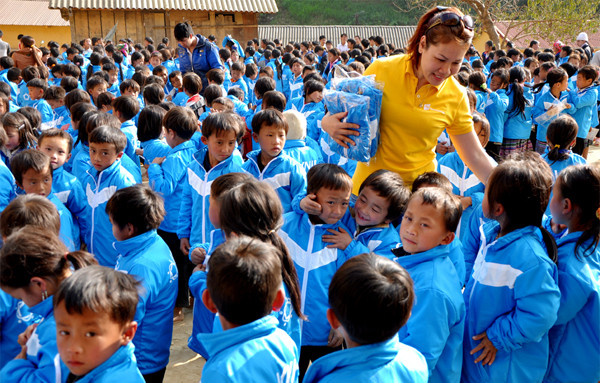 Chương trình phát những tấm áo tận tay các em