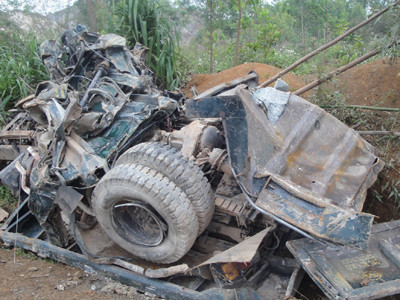 Thiết bị khai thác, vận chuyển đá tại lèn Cờ biến dạng sau khi bị đá đè