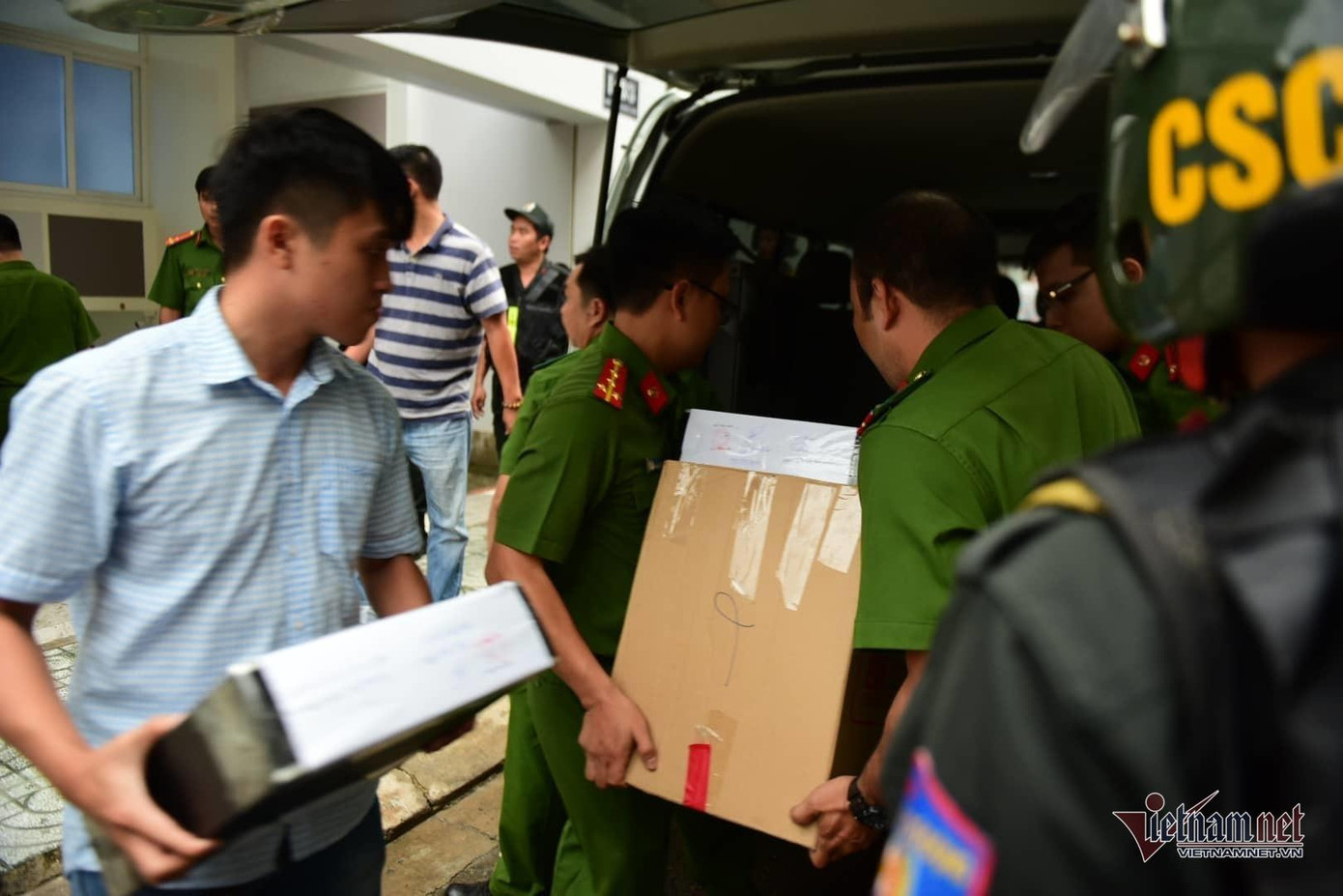 Cơ quan điều tra thu giữ nhiều tài liệu tại các công ty con của địa ốc Alibaba. Ảnh: Thanh Tùng