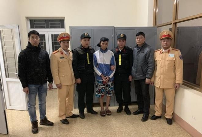 Đối tượng Phạm Ngọc Tuấn (ở giữa) bị bắt giữ tại Sơn La. Đối tượng Phạm Ngọc Tuấn (ở giữa) bị bắt giữ tại Sơn La.