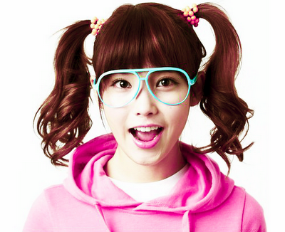 IU tết tóc hai bên diện Hanbook trông cực ngộ IU cột tóc hai bên, mặc đồng phục học sinh trẻ trung và tinh nghịch IU khá hợp với kiểu tóc hai bên này.