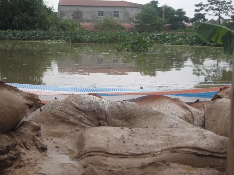 Mực nước trên sông Nhuệ tăng cao