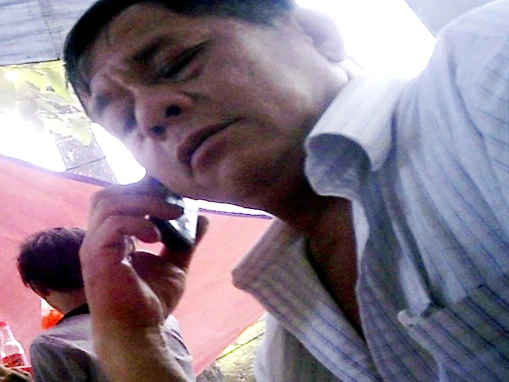 Ông Hiền trao đổi với người thay tên đổi họ giấy chứng sinh