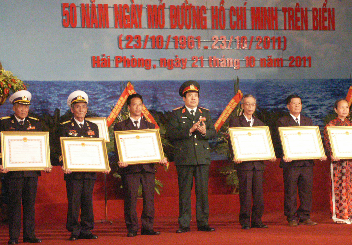 Bộ trưởng Bộ Quốc phòng, Đại tướng Phùng Quang Thanh trao danh hiệu AHLLVT cho các cá nhân và gia đình liệt sĩ