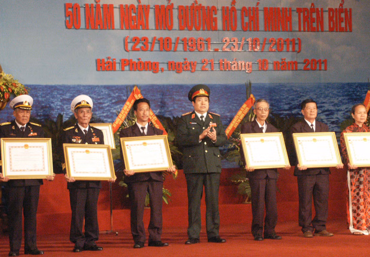 Bộ trưởng Bộ Quốc phòng, Đại tướng Phùng Quang Thanh trao danh hiệu AHLLVT cho các cá nhân và gia đình liệt sĩ