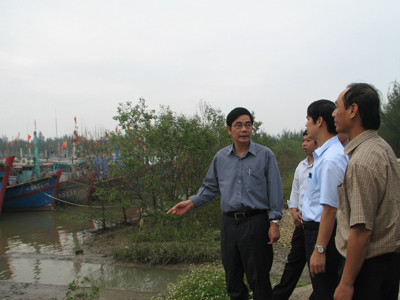 Bộ trưởng Cao Đức Phát kiểm tra tình hình phòng chống bão tại Thanh Hóa Ảnh: Hoàng Lam