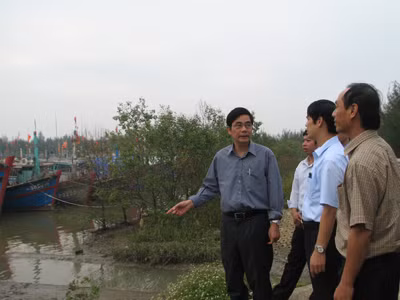Bộ trưởng Cao Đức Phát kiểm tra tình hình phòng chống bão tại Thanh Hóa Ảnh: Hoàng Lam