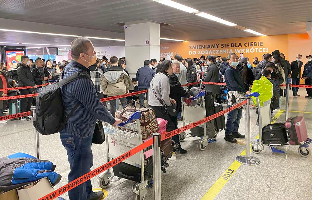 Người Việt sơ tán khỏi Ukraine làm thủ tục lên máy bay về nước ở Ba Lan. Người Việt sơ tán khỏi Ukraine làm thủ tục lên máy bay về nước ở Ba Lan.