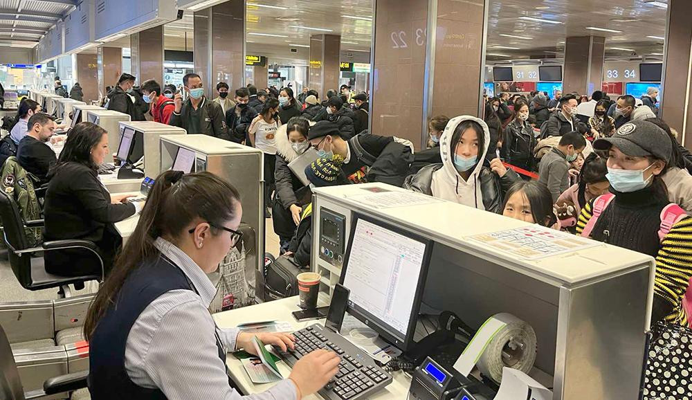 Người Việt sơ tán từ Ukraine sang Rumania làm thủ tục lên máy bay về nước. Người Việt sơ tán từ Ukraine sang Rumania làm thủ tục lên máy bay về nước.