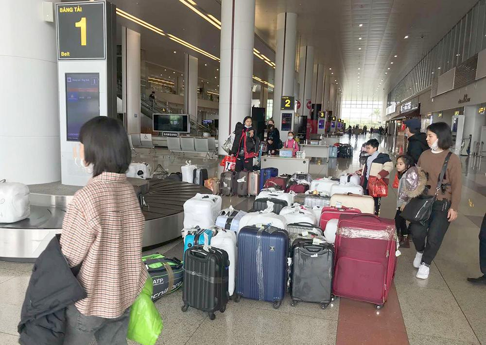 Hầu hết người Việt về nước đi theo cả gia đình, với nhiều trẻ em, người già, phụ nữ... Hầu hết người Việt về nước đi theo cả gia đình, với nhiều trẻ em, người già, phụ nữ...