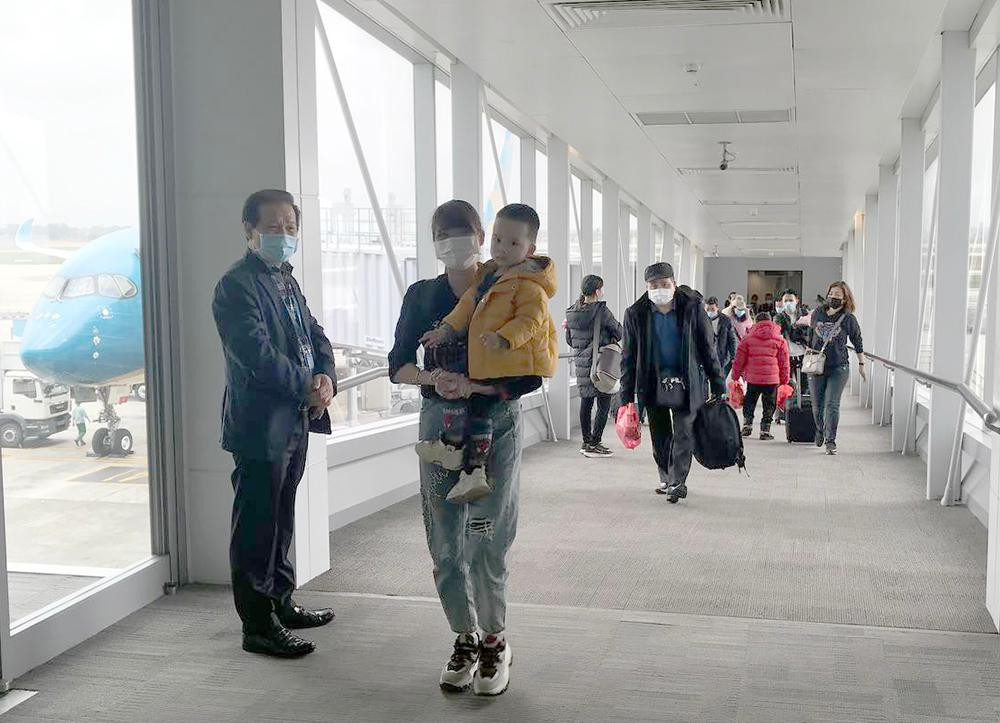 Thêm gần 600 người Việt ở Ukraine được sơ tán về nước an toàn ngày 13/3. Thêm gần 600 người Việt ở Ukraine được sơ tán về nước an toàn ngày 13/3.