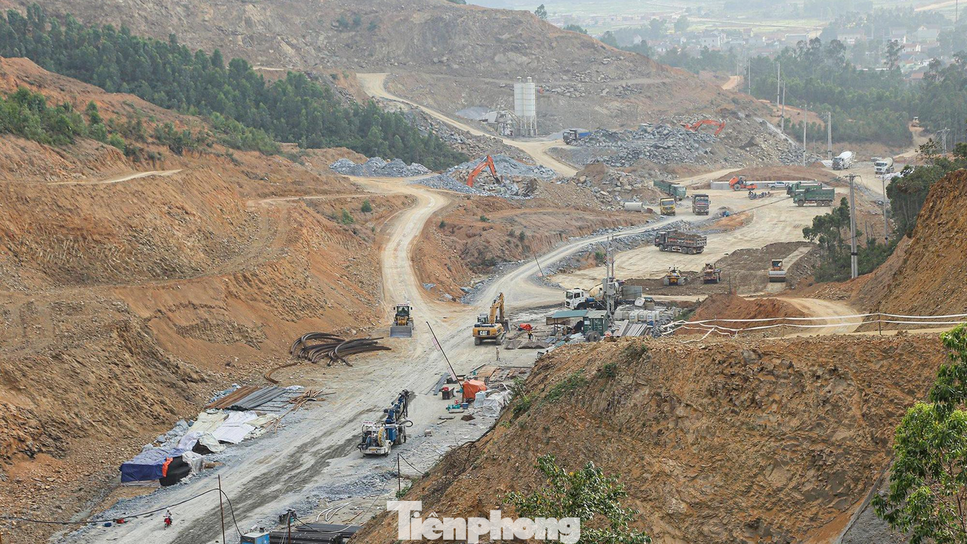 Thi công đoạn cao tốc Nghi Sơn - Diễn Châu thuộc tuyến cao tốc Bắc - Nam phía Đông giai đoạn 2017-2020. Thi công đoạn cao tốc Nghi Sơn - Diễn Châu thuộc tuyến cao tốc Bắc - Nam phía Đông giai đoạn 2017-2020.