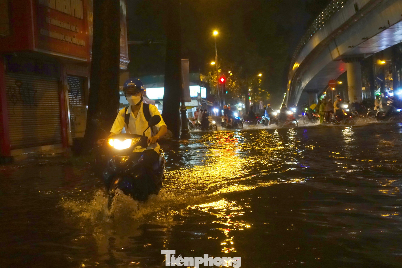 Từ chiều đến tối 19/9, khu vực TPHCM xuất hiện mưa dông trên diện rộng. Một số tuyến đường như 3 tháng 2 (quận 10), Lò Siêu, Hàn Hải Nguyên (quận 11), Phạm Đức Sơn (quận 8), Hồ Ngọc Lãm, An Dương Vương (quận Bình Tân), quốc lộ 50 (huyện Bình Chánh),... xảy ra tình trạng ngập úng, giao thông qua khu vực gặp nhiều khó khăn.