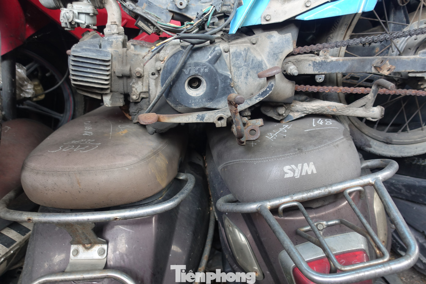 Sau thời gian bị &quot;bỏ rơi&quot; quá lâu, hầu hết các xe máy này đã xuống cấp, hư hỏng.
