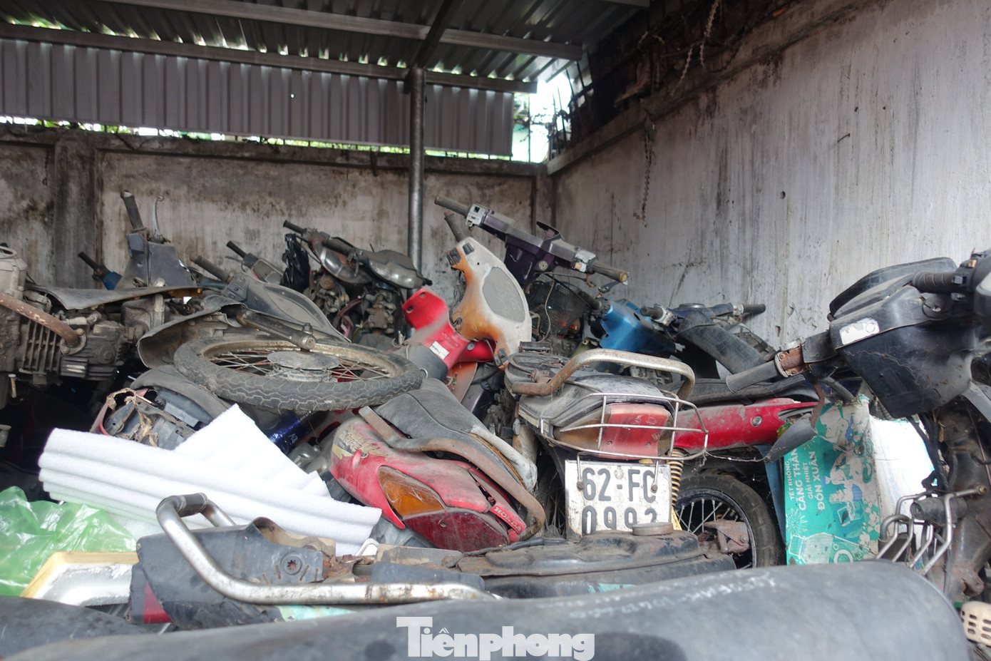 Để bảo đảm an toàn phòng cháy chữa cháy, nhân viên bến xe đã rút hết xăng và cắt bình ắc quy với các xe máy lưu bãi quá lâu.