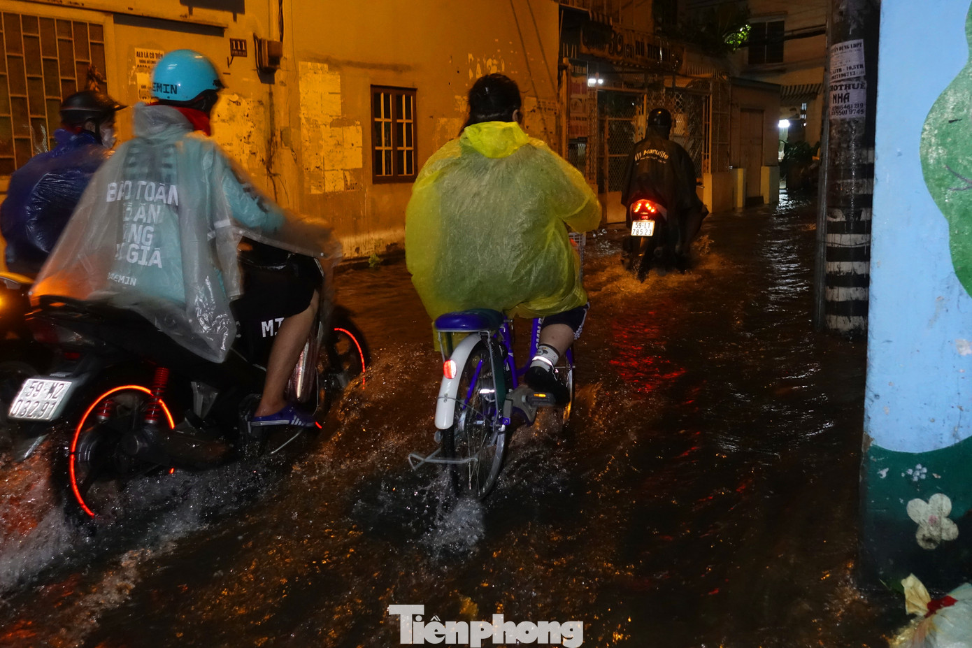 Giao thông qua khu vực gặp nhiều khó khăn.