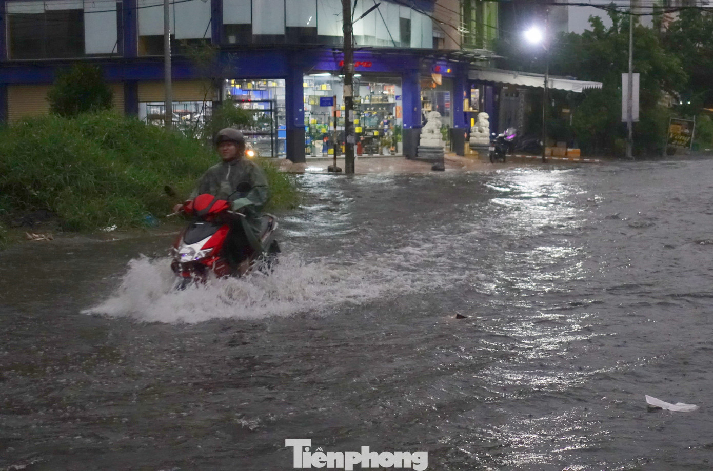 Đường Lê Cơ (quận Bình Tân) ngập úng trong cơn mưa chiều 17/9.