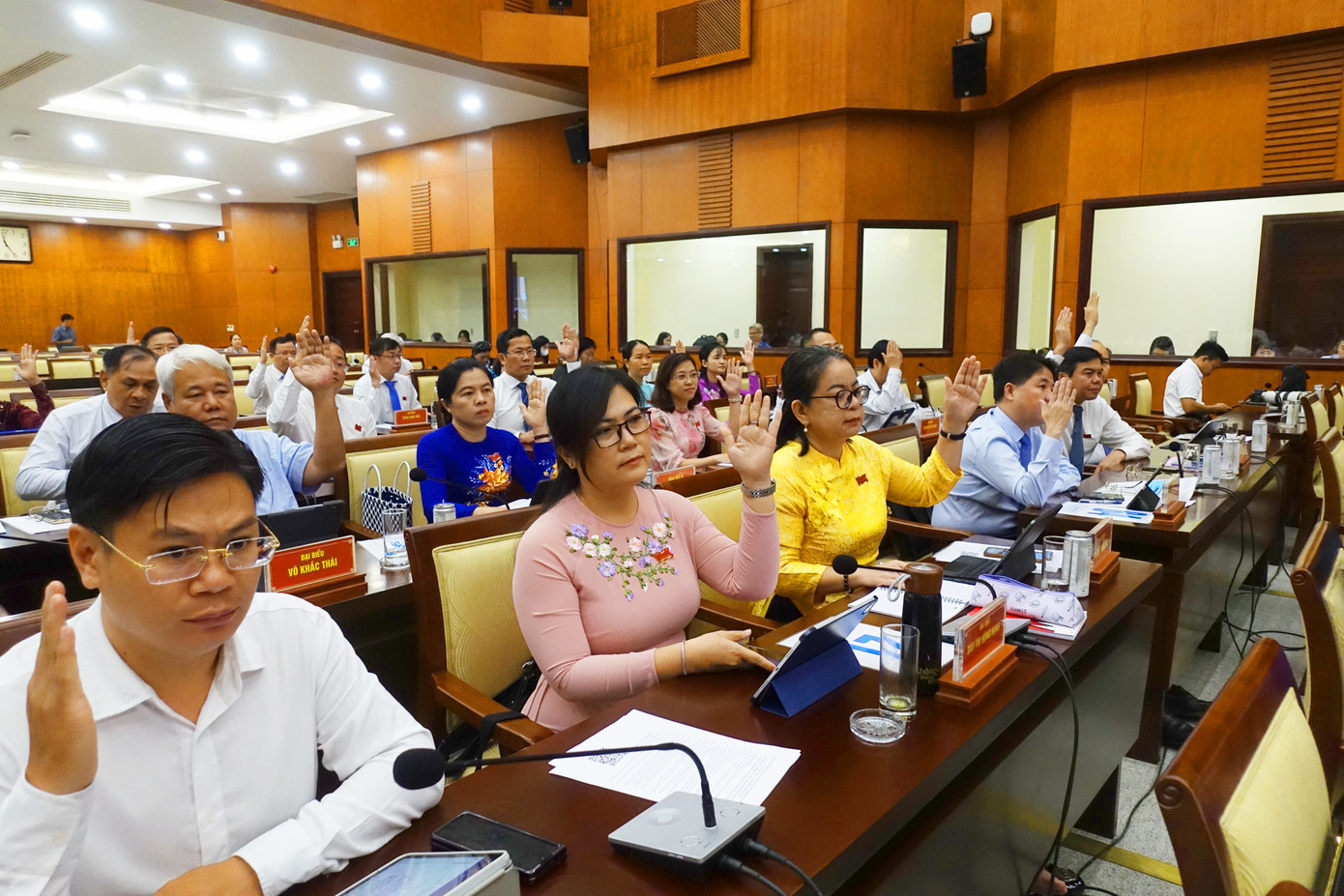 Đại biểu HĐND TPHCM biểu quyết thông qua danh mục dự án đầu tư xây dựng nâng cấp, mở rộng, hiện đại hóa công trình đường bộ hiện hữu áp dụng loại hợp đồng BOT. Ảnh: Hữu Huy