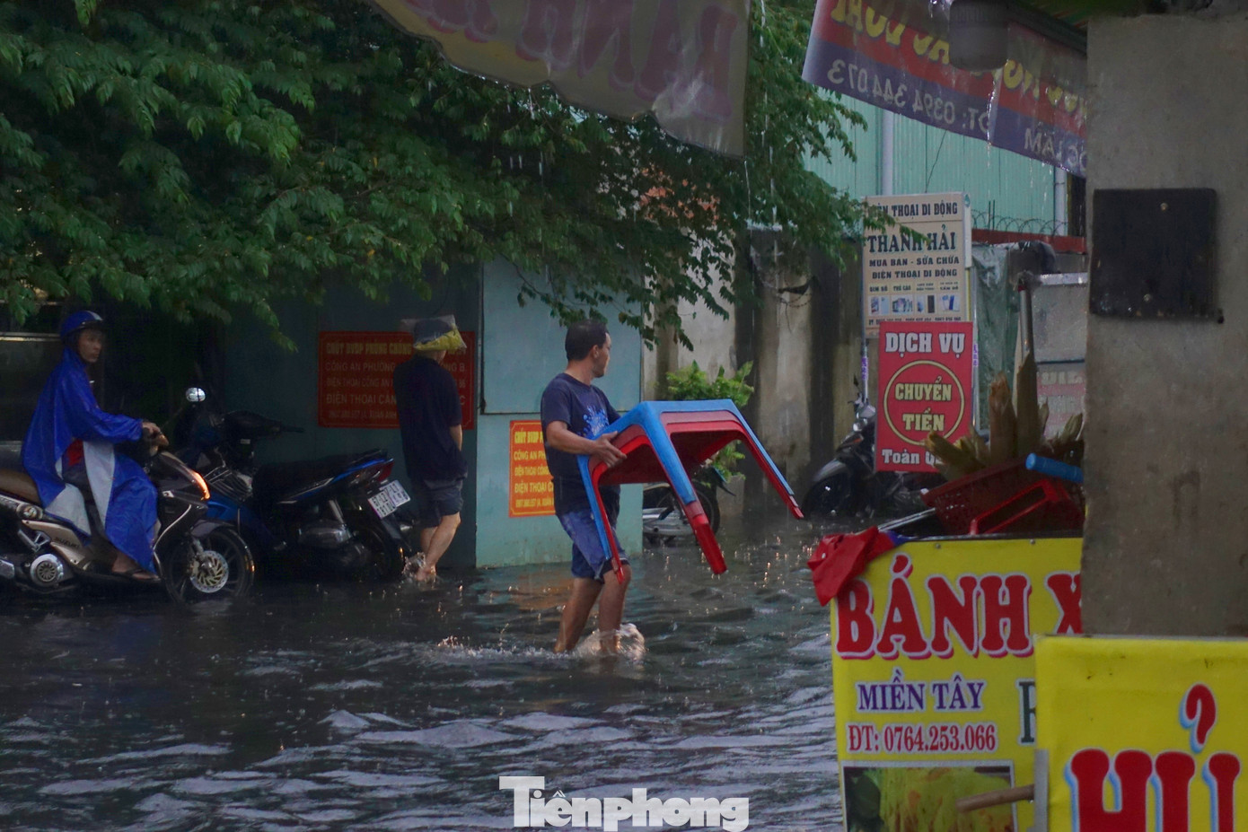Tình trạng ngập úng sau mưa khiến việc kinh doanh của người dân bị ảnh hưởng.