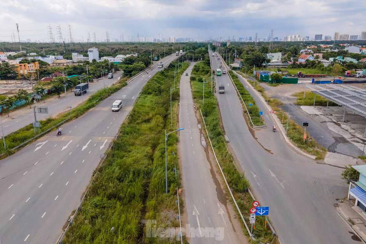 Cầu Bà Chiêm (huyện Nhà Bè) cửa ngõ vào trung tâm thành phố từ hướng KCN Hiệp Phước - một đoạn thuộc trục đường Bắc - Nam. Ảnh: PHẠM NGUYỄN