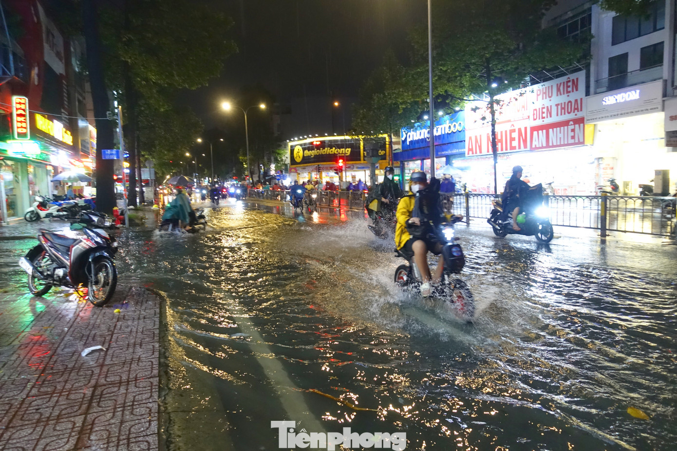 Một số đoạn trên đường 3 tháng 2 xảy ra tình trạng ngập úng.