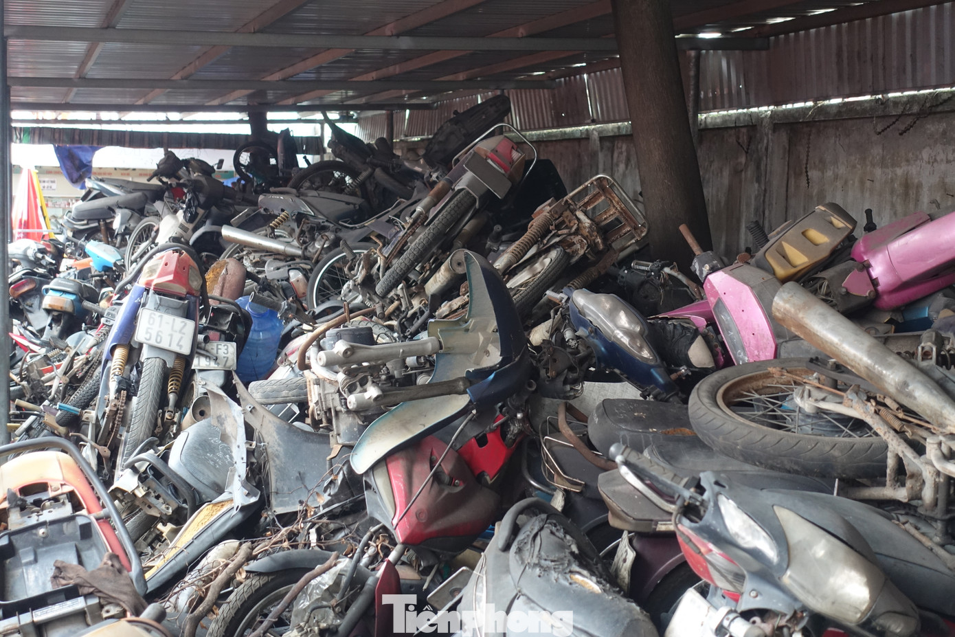 Do diện tích bãi xe có hạn nên nhân viên tại đây phải xếp chồng xe lên nhau để tạm giữ, chờ ngày đưa về những kho bãi do cơ quan nhà nước quản lý.