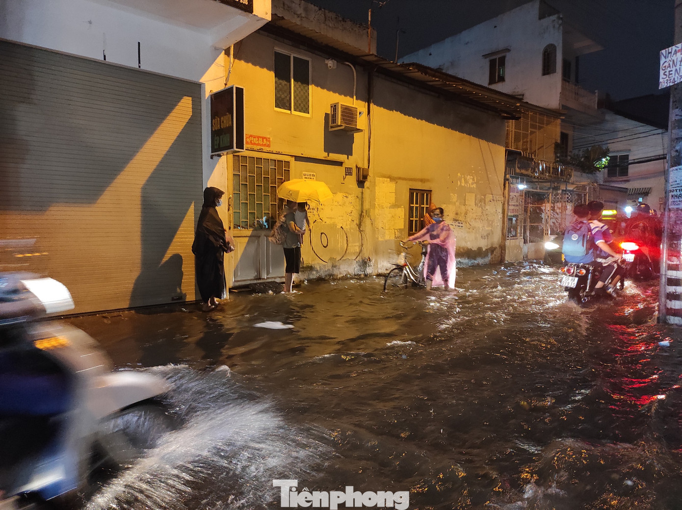 Nước chảy cuồn cuộn trên đường Lò Siêu (quận 11).