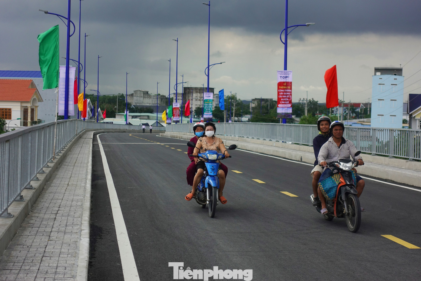 Người dân hân hoan đi lại trên cầu mới.