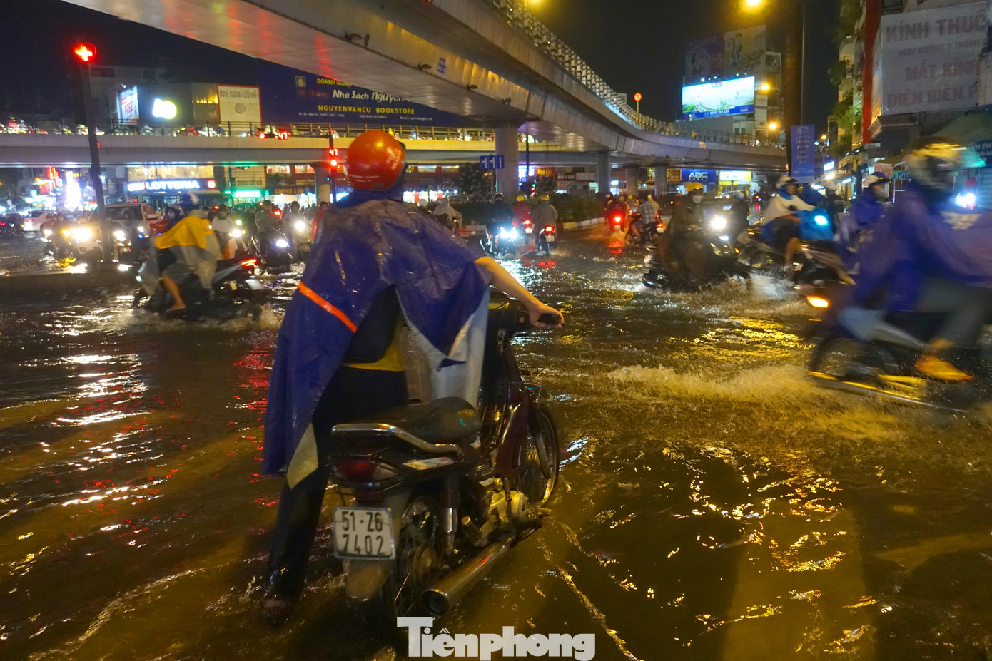 Một số phương tiện bị &quot;chết máy&quot; vì ngập úng, người dân phải bì bõm lội nước trong giờ tan tầm.