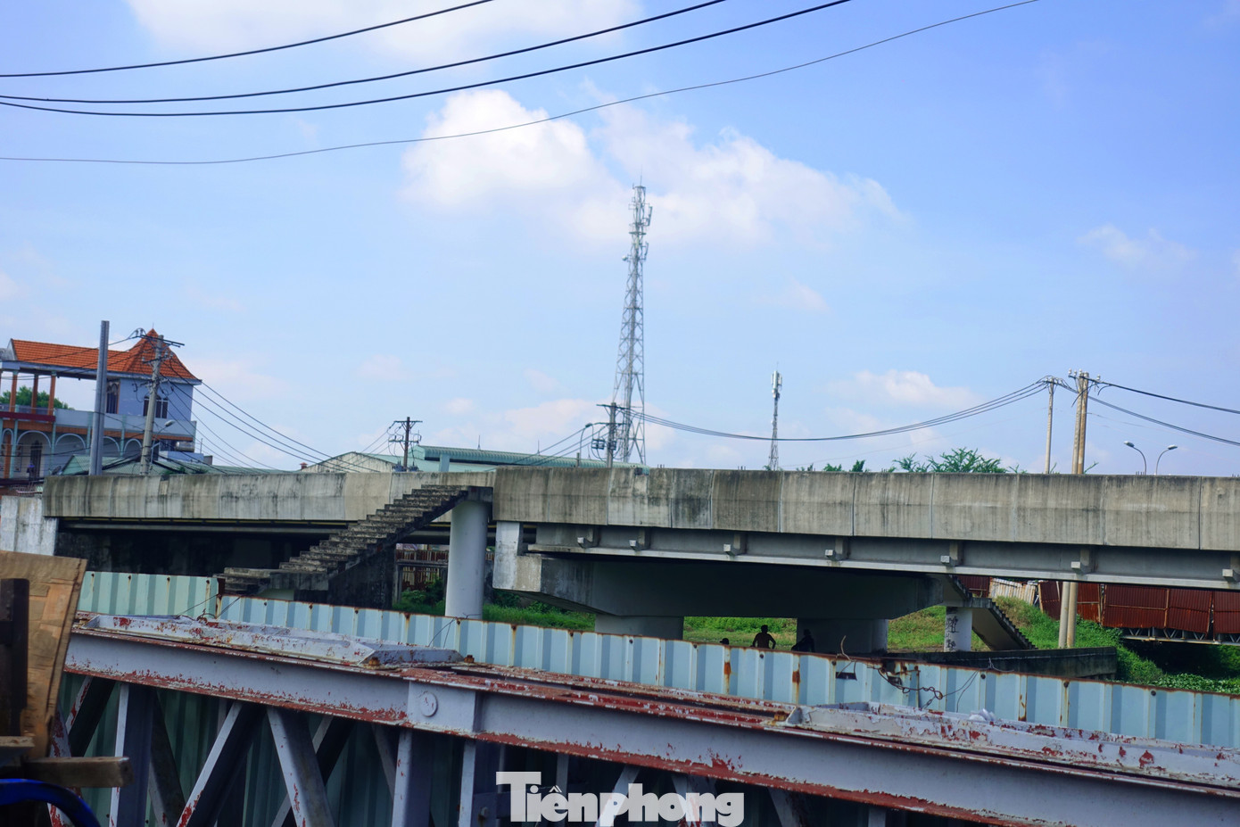 Bên cạnh đó, dự án cũng không phù hợp với Nghị quyết số 437 của Quốc hội (dự án BOT chỉ áp dụng cho các tuyến đường xây mới, trong khi dự án cầu Tân Kỳ - Tân Quý xây dựng trên đường hiện hữu).