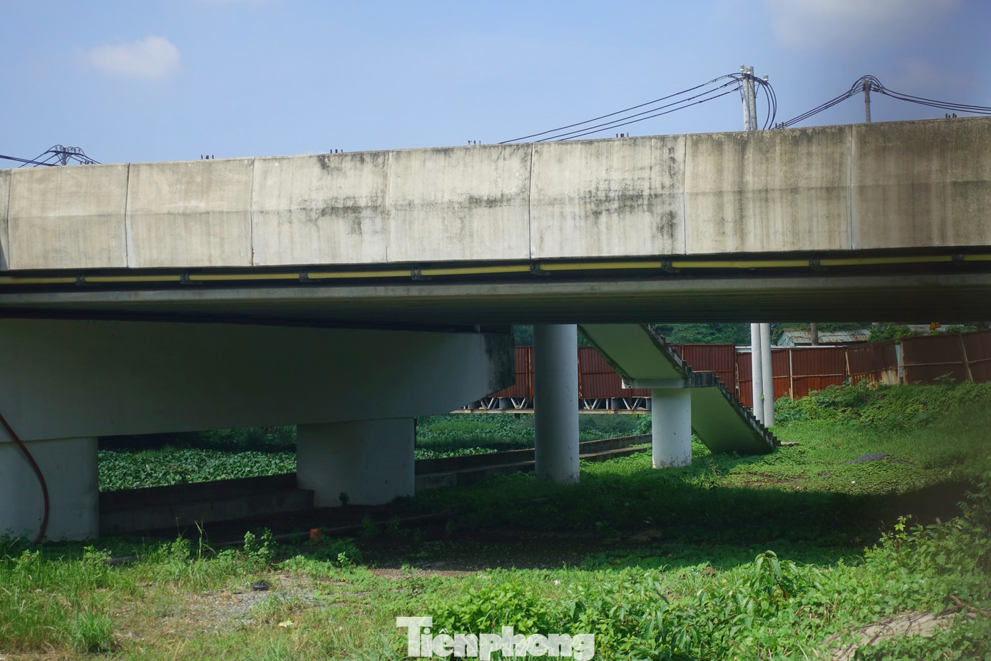 Công trình xây dựng cầu Tân Kỳ - Tân Quý đang chờ ngày tái khởi động trở lại.