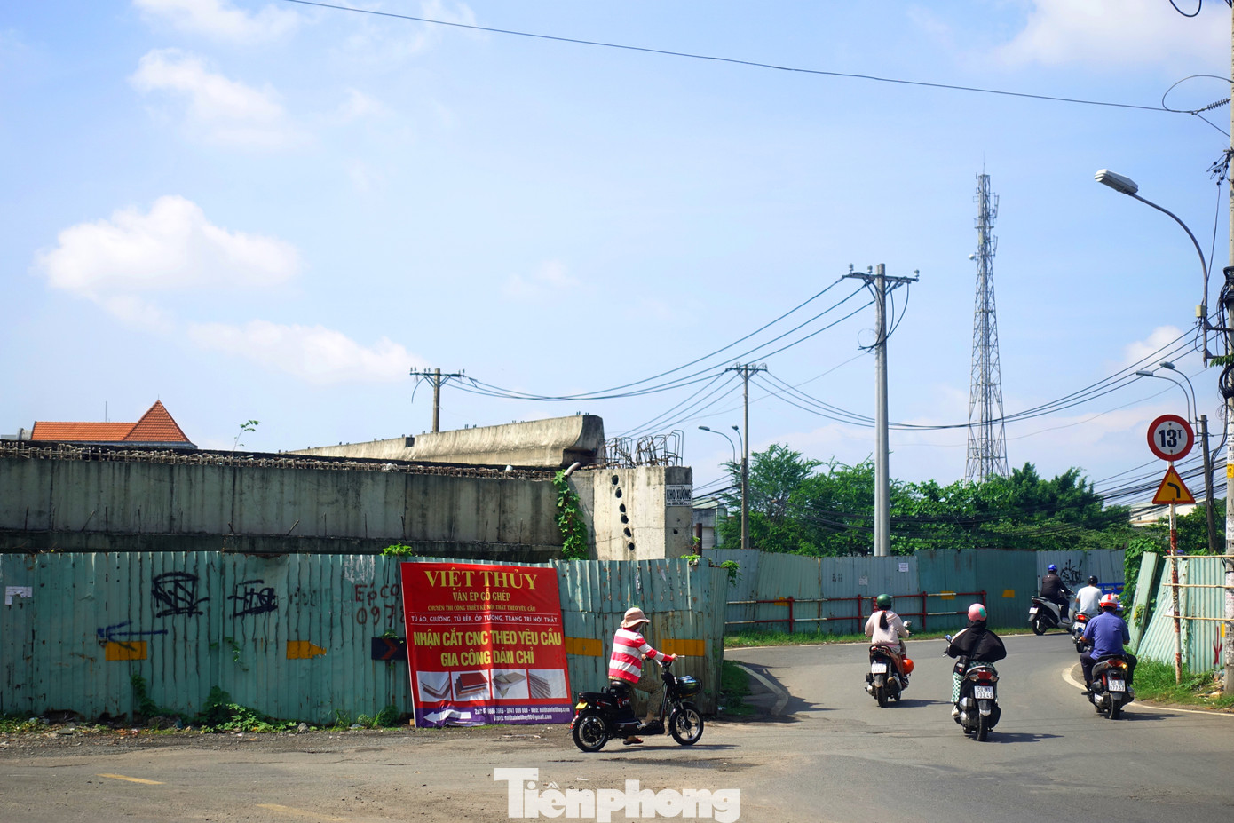 UBND TPHCM đang giao các sở, ban ngành liên quan khẩn trương tham mưu bố trí vốn bổ sung năm 2023 để hoàn thành công tác bồi thường, hỗ trợ, tái định cư cũng như thanh toán cho nhà đầu tư.
