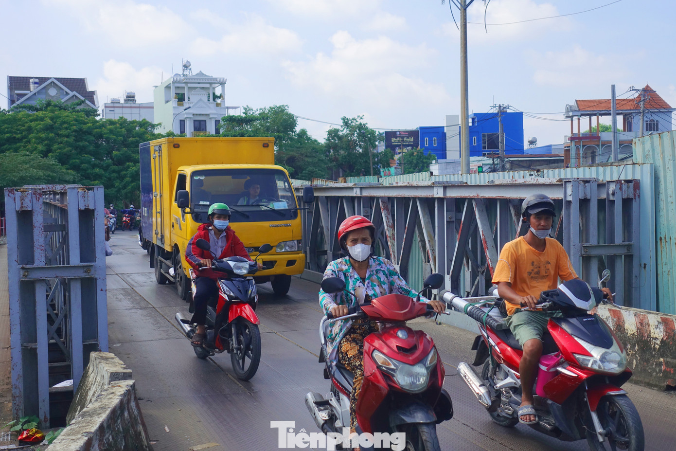Dự án xây dựng cầu Tân Kỳ - Tân Quý dừng thi công hơn 4 năm khiến giao thông qua khu vực gặp nhiều khó khăn. Hoạt động giao thông đi lại và vận tải hàng hóa qua khu vực phải phụ thuộc vào 2 cây cầu sắt chật hẹp, thường xuyên ùn ứ trong thời gian cao điểm.