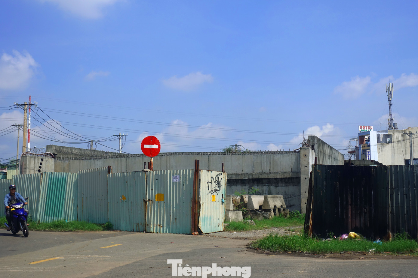 Tuy nhiên, đến tháng 12/2018, khi công trình này đã thực hiện được khoảng 70% khối lượng thì phải tạm dừng thi công do &quot;vướng&quot; mặt bằng.