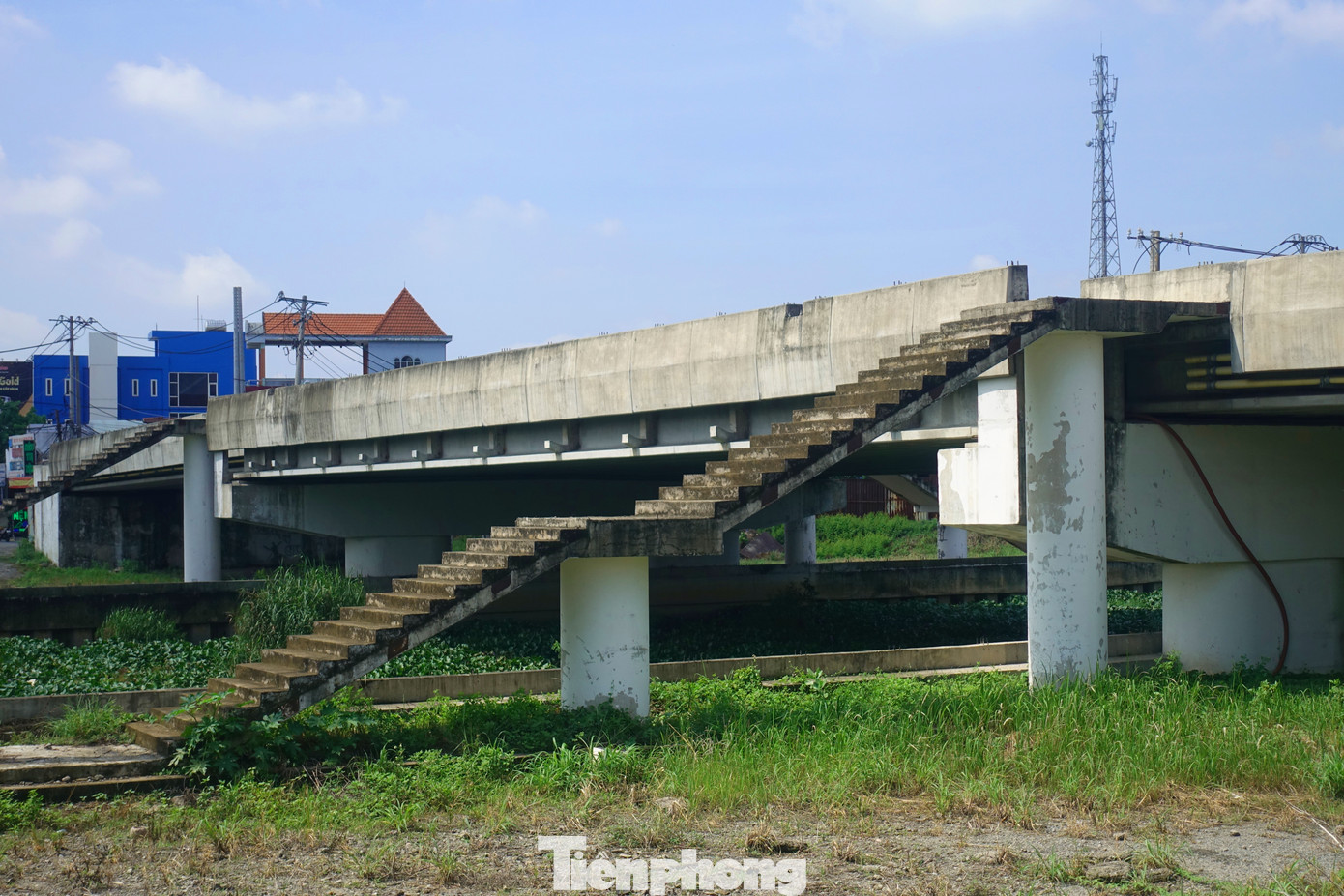 Thang bộ hành lên cầu được xây dựng dở dang.