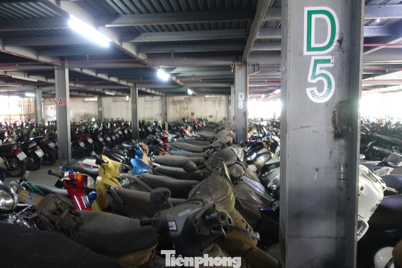 Theo ghi nhận của PV, tình trạng xe máy vắng chủ, lưu bãi kéo dài diễn ra ở nhiều nhà xe thuộc các bến xe, nhà ga sân bay TPHCM. Hình ảnh ghi nhận tại bãi xe số 1 - bến xe Miền Tây TPHCM.