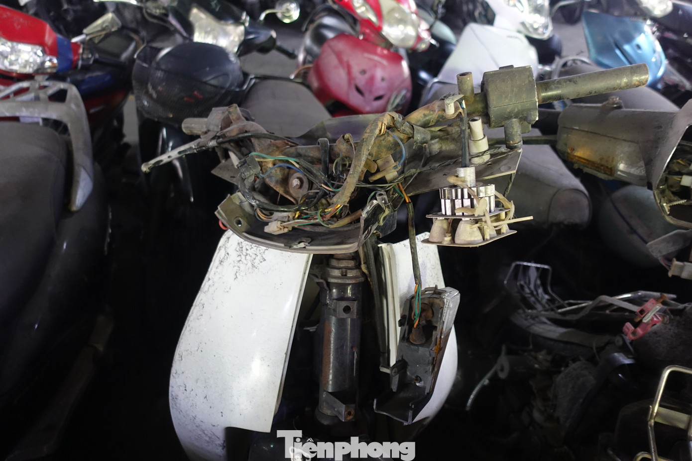 &quot;Giá giữ xe máy tại bến là 10.000 đồng/xe/ngày đêm, thời hạn giữ xe tối đa là 30 ngày&quot;- đại diện bến xe Miền Tây cho biết.