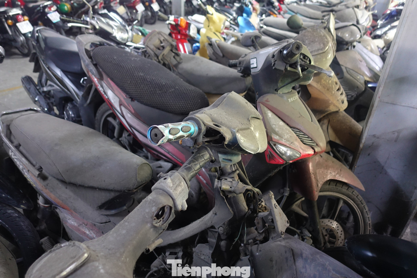 Ngoài ra, còn khoảng 400 xe máy trong giai đoạn từ năm 2019 đến nay, đang được đỗ xen kẽ trong khu vực nhà để xe của bến.