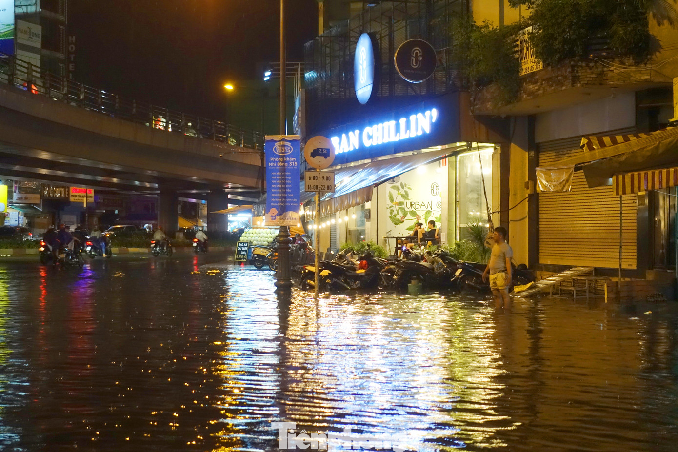 Tình trạng ngập úng khiến việc kinh doanh ở các hàng quán tại khu vực bị ảnh hưởng.