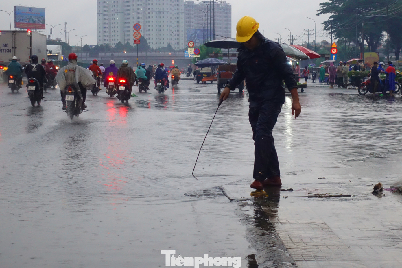 Công nhân vớt rác thải để khơi thông cống thoát nước. Công nhân vớt rác thải để khơi thông cống thoát nước.
