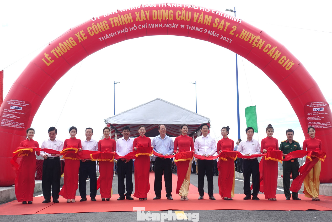 Các đại biểu thực hiện nghi thức thông xe cầu Vàm Sát 2.