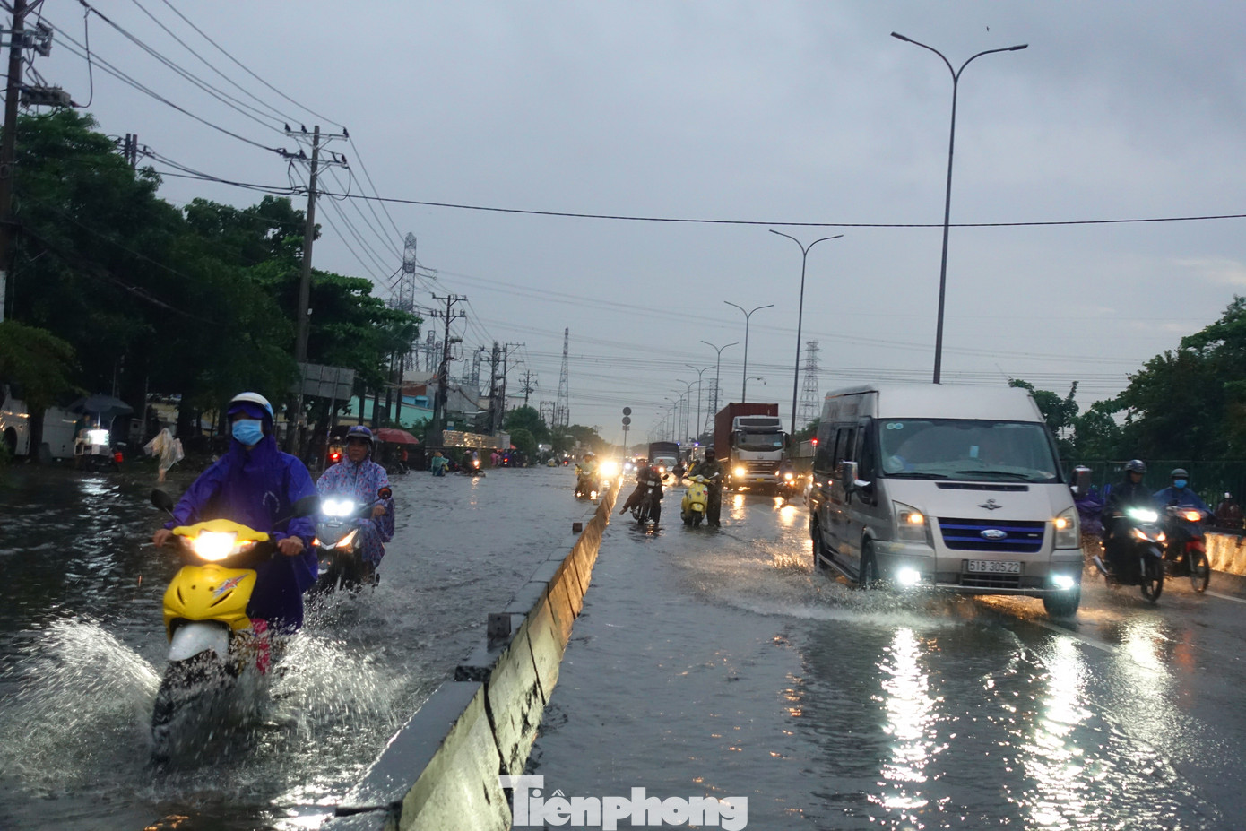 Nhiều người điều khiển xe máy phải cho phương tiện đi vào làn đường dành cho xe ô tô để né điểm ngập, giao thông trên quốc lộ 1 rối loạn trong giờ tan tầm.
