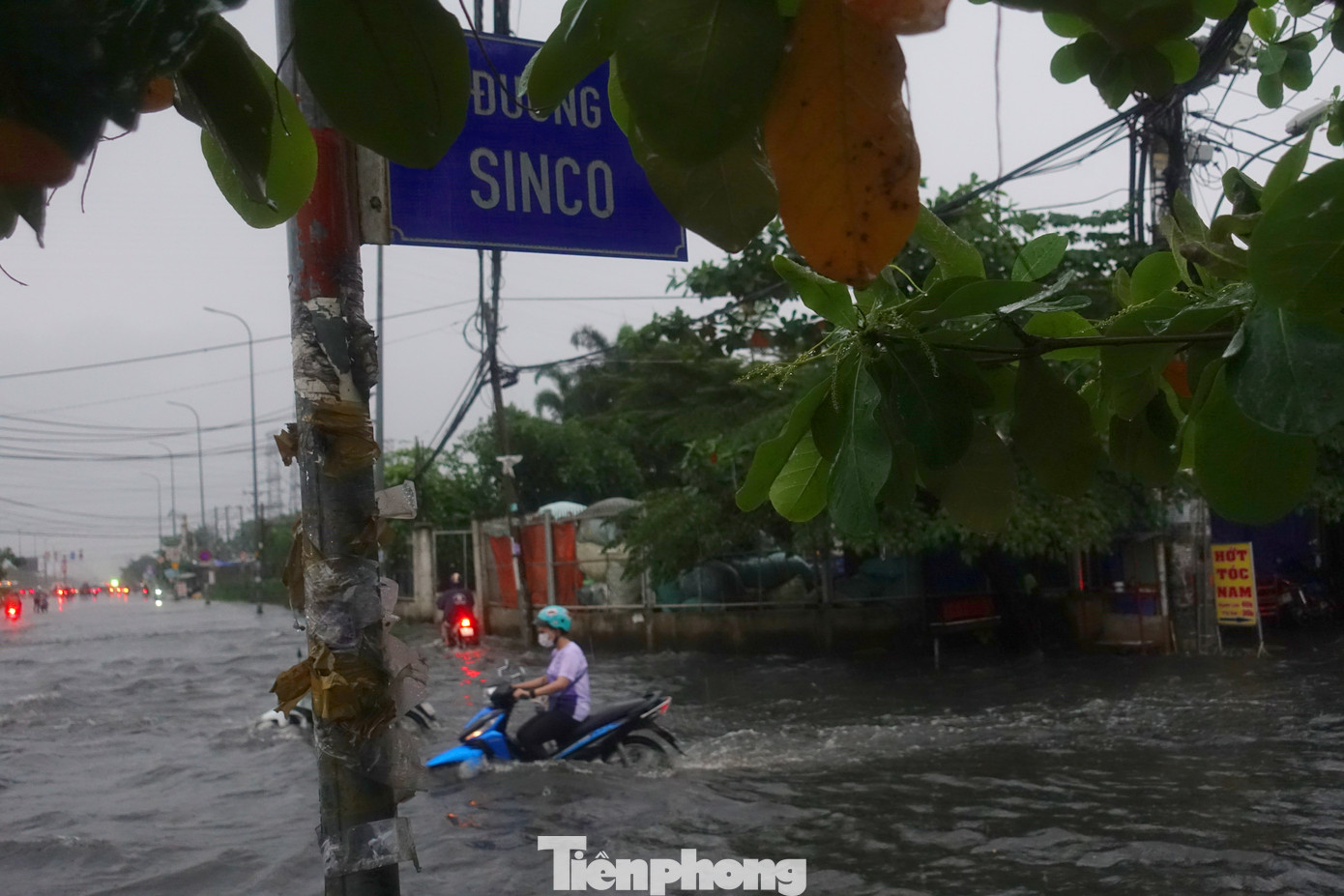 Một đoạn đường Sinco, phường Bình Trị Đông B, quận Bình Tân bị ngập sâu đến hơn bánh xe máy.