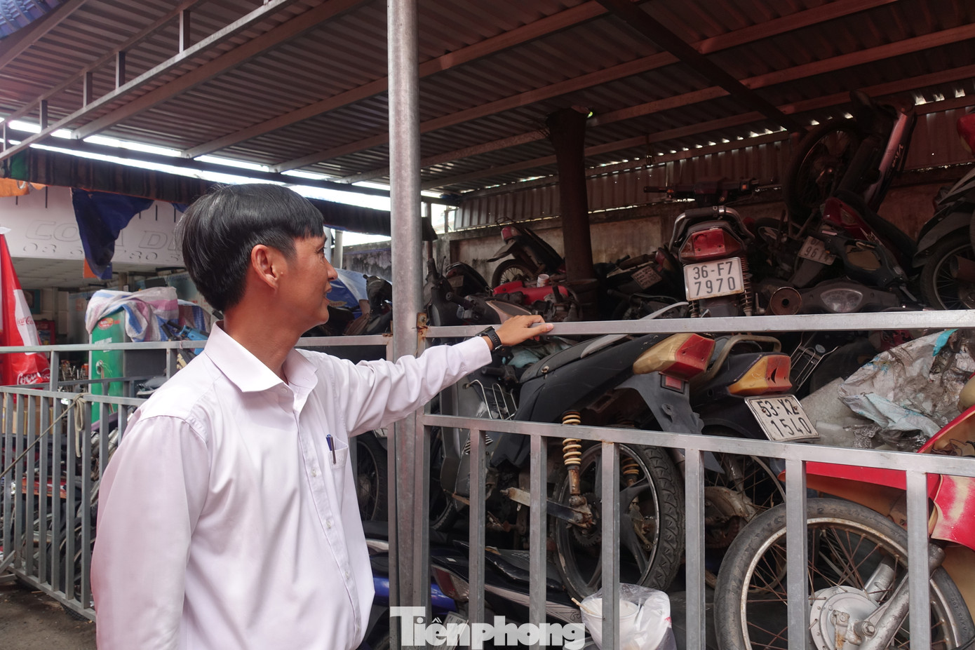 &quot;Thủ tục thanh lý hiện nay được thực hiện theo quy định, bến xe sẽ phối hợp với cơ quan Công an lấy số máy, số khung, lập hồ sơ, đăng thông tin lên báo chí để tìm kiếm chủ xe. Nếu quá thời hạn mà chủ xe không đến, cơ quan chức năng sẽ thực hiện các thủ tục để thanh lý&quot;- ông Lê Hoàng Sơn - Trưởng Phòng Kinh doanh - Công ty CP bến xe Miền Tây cho biết.