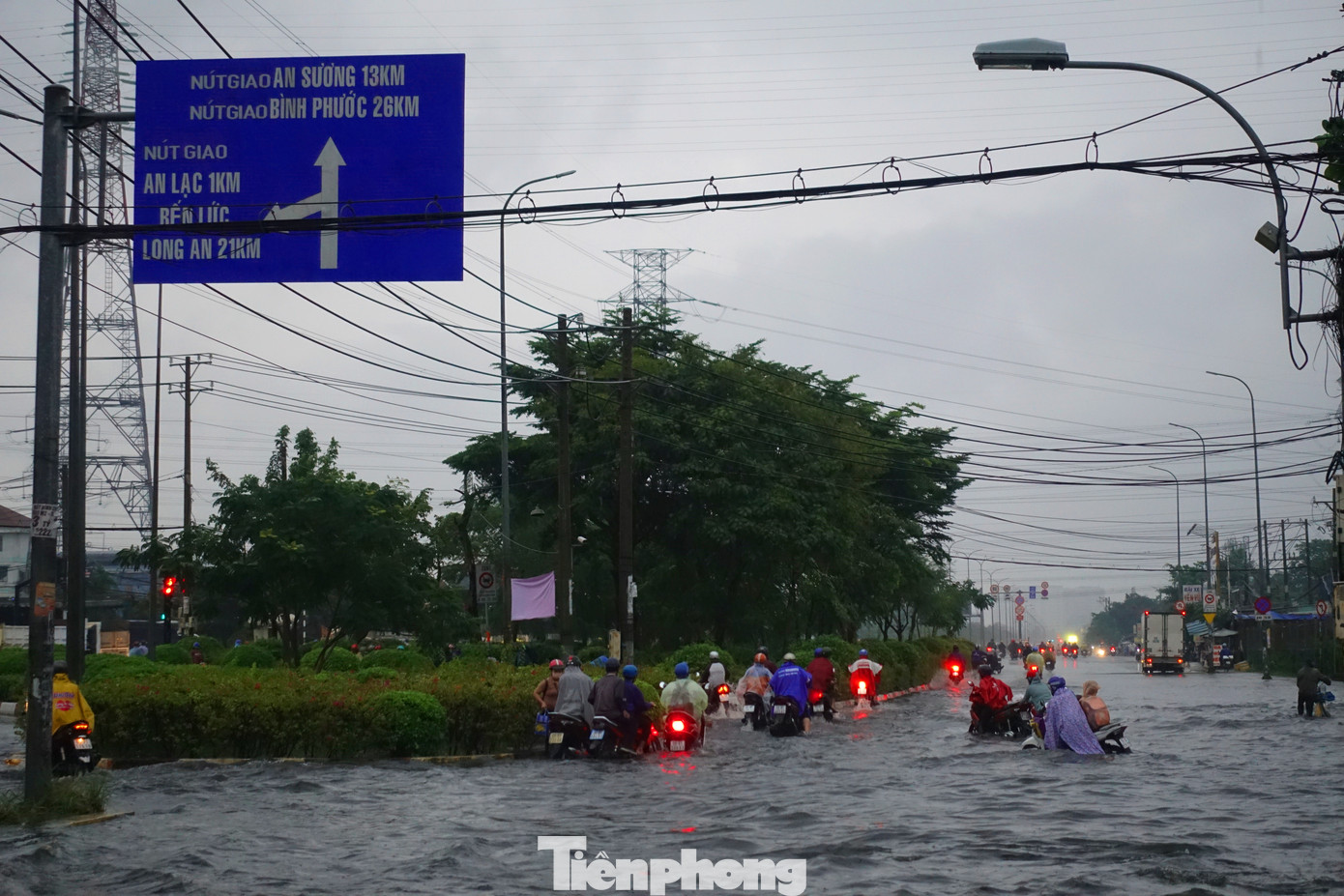 Theo người dân địa phương, điểm giao giữa đường Hồ Ngọc Lãm - quốc lộ 1 - đường Sinco (quận Bình Tân) là vùng trũng, thấp của khu vực, mỗi khi mưa xuống, nước đổ dồn về đây và gây ngập úng thường xuyên.