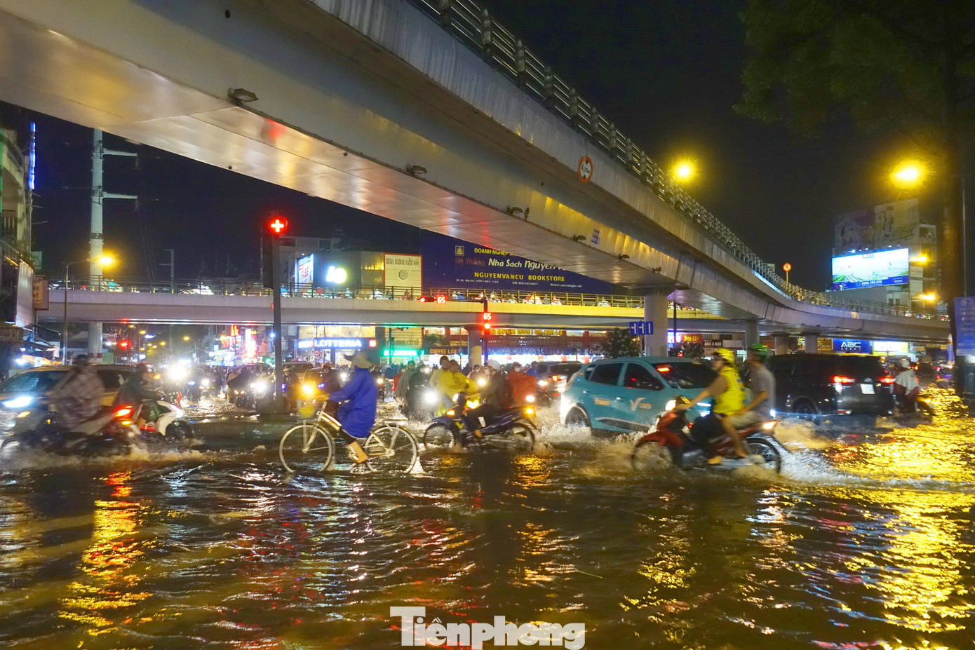 Khu vực bên dưới cầu vượt nút giao Cây Gõ (quận 6).